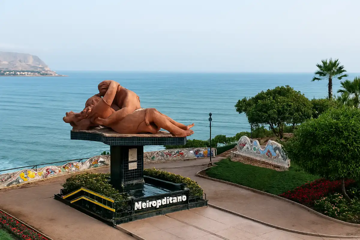 A view of the Parque del Amor and the Pacific coastline in Miraflores, Lima.