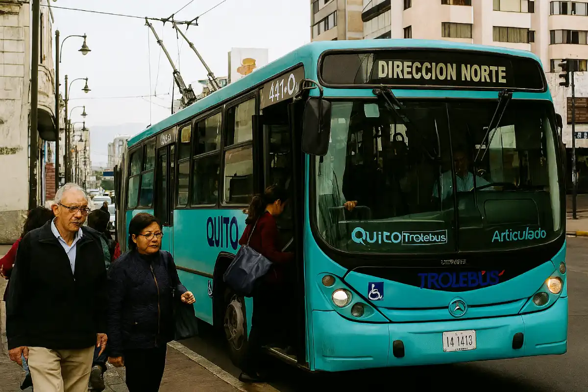 A photo of Quito's Trolebús (trolleybus) system.